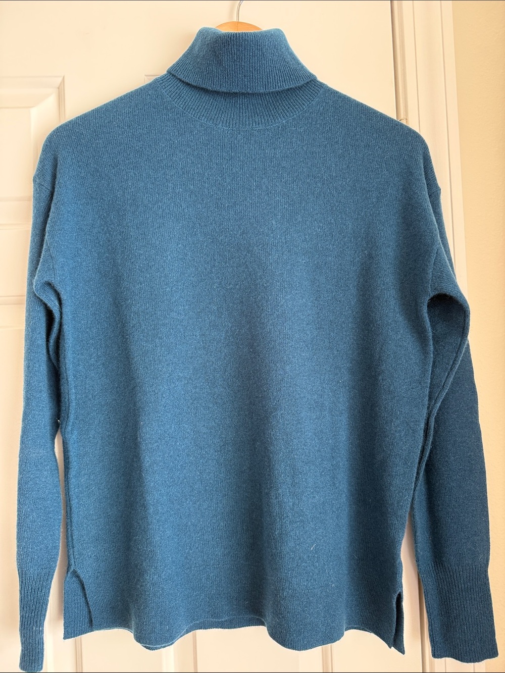 Halogen Blue Cashmere Ribbed Turtleneck Sweater. XS.